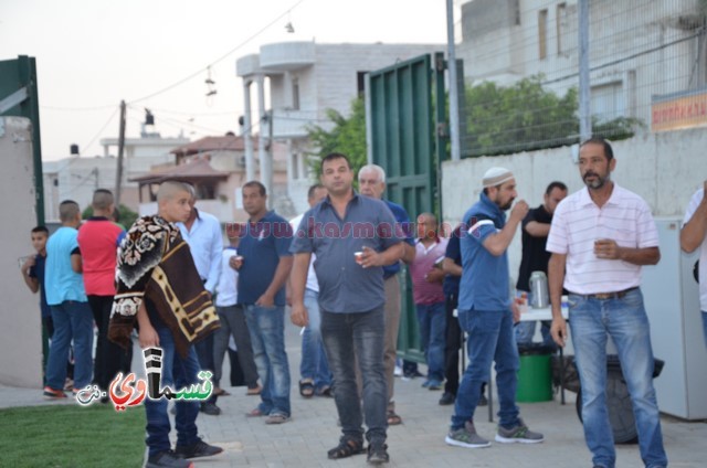 فيديو : المئات يؤدون صلاة عيد الأضحى والرئيس عادل بدير والأهالي يتصافحون ويهنئون ويعم السرور كل الحضور